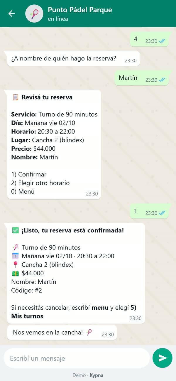Captura del chat de la demo de pádel: el bot resume la reserva (turno de 90 minutos, cancha 1, $44.000) y la confirma con un código.